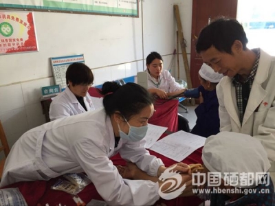 板　桥：为65岁以上老人免费体检（图）