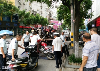 恩施城管整治人行道上摩托车停放乱象保畅通