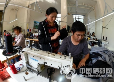 （图片新闻）安置点上产业兴