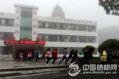 新　塘：双河中学进行消防逃生疏散演练