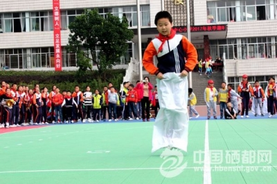 龙　凤：中心小学举行秋季趣味运动会