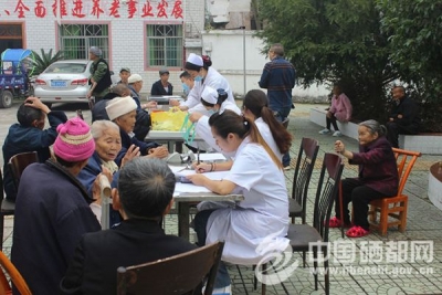沙　地：卫生院将健康送进福利院（图）