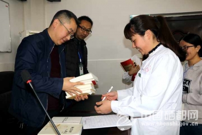 沐　抚：捐赠党建知识读本献礼十九大 