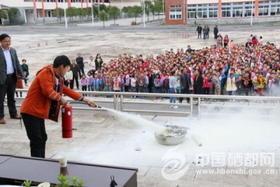 龙　凤：龙马民族学校法制安全进校园