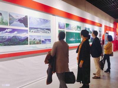 市环保局组织观看十九大成果展