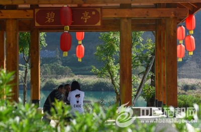 风情龙马 游人自来