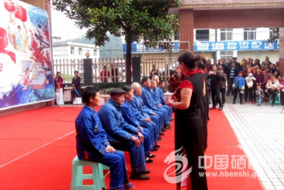 舞阳坝：福利院丰富活动迎重阳