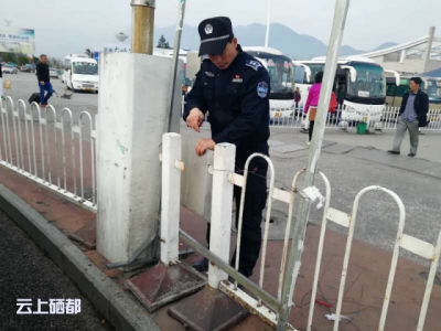 市城管局：城管队员及时修复受损护栏 