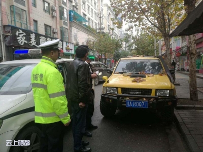 恩施市公安局开展市区违法停车整治行动