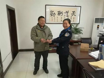 热心群众拾金不昧 民警助力物归原主