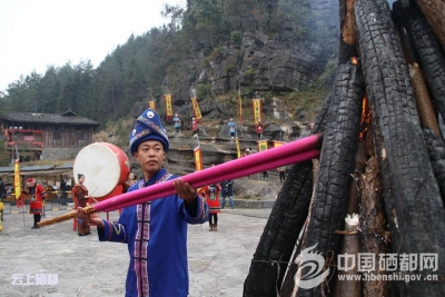 梭布垭办土家庙会喜迎新年