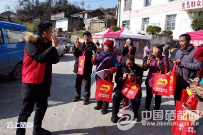 新塘乡4821户贫困户将免费领取智能手机