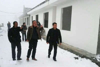大雪天扶贫工作队“保驾护航”