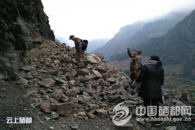 红土乡市武装部翻山越岭看望贫困户