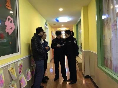 警察阿姨为幼儿送上“安全礼物”