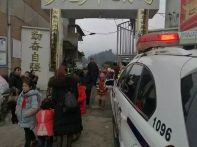寒假快乐——民警全力保障学生放假交通安全
