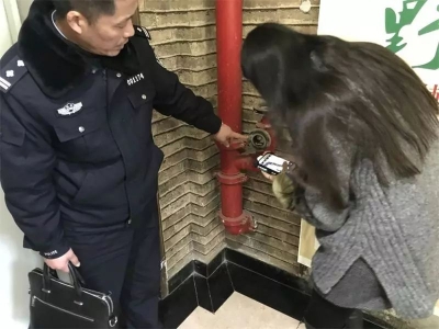 恩施市公安局民警走街串巷，他们在干什么