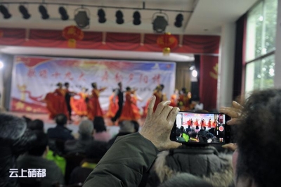 恩施市老年大学十九大文艺汇演精彩纷呈(图)