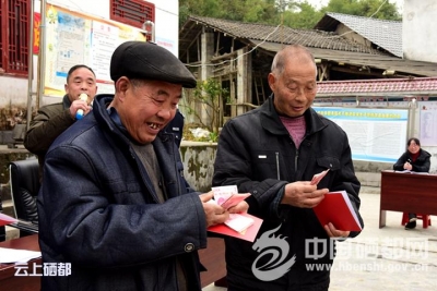 施蓉农民专业合作社的贫困户喜领劳务费