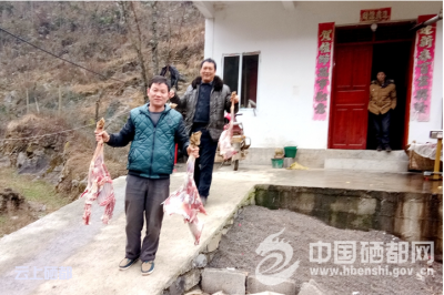 崔家坝镇干部乐当贫困户“主心骨”