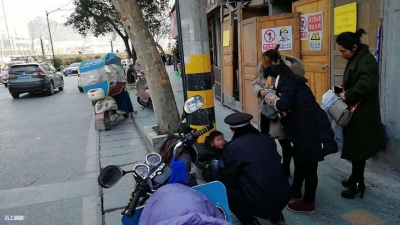 恩施城管及时帮助小男孩寻找妈妈