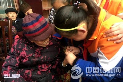 六角亭四维街小学举行“关爱老人、关注老人”活动