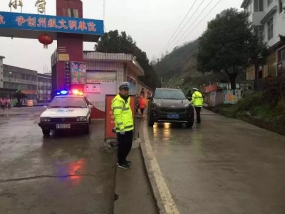 春季开学首日，看看恩施警察蜀黍们在忙些什么.......
