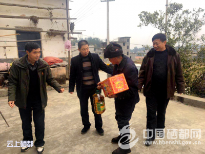六角亭街道办事处春节慰问贫困户暖人心
