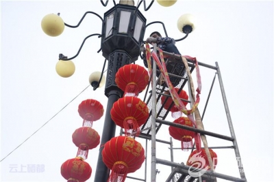 三岔镇火红灯笼扮靓集镇