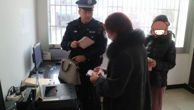 手提包掉落在服务区车已走远 幸得民警帮忙找回