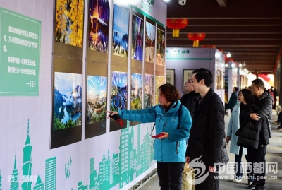 （新春走基层）风雨桥展览引“围观”