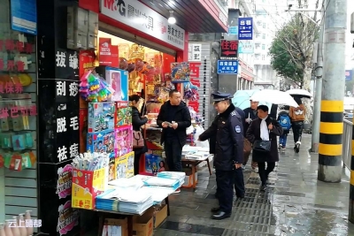 恩施城管全力维护校园周边环境