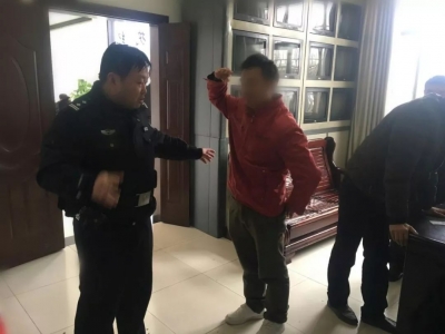 男子赤脚流落恩施乡村 好心村民、警察接力救助 家属敬礼表示谢意