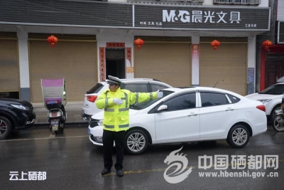 三岔镇开学路上闪耀着一道亮黄