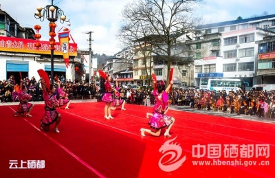 红色文艺轻骑兵驰骋土家山寨