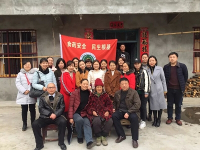 恩施市食药监局深入扶贫开展庆“三八”植树活动