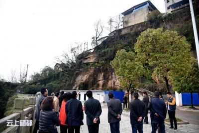 警惕！六角亭一山体发生滑坡，附近群众请远离！