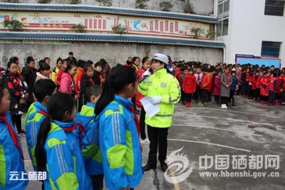 六角亭四维街小学交通安全知识进校园