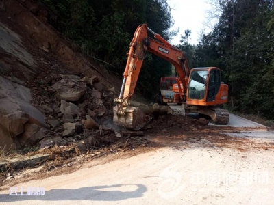 盛家坝乡大集场村“爱路护路”保畅通