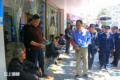 市城管局：文明城市志愿劝导在行动（图）