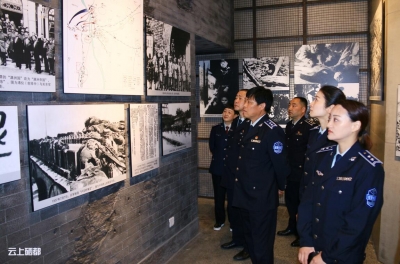 市城管局：党员干部参观恩施抗战历史陈列展（图）