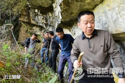 大峡谷：“尖刀战士”绝壁探水源