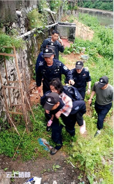 六旬老人跌落河中 恩施城管队员及时救起