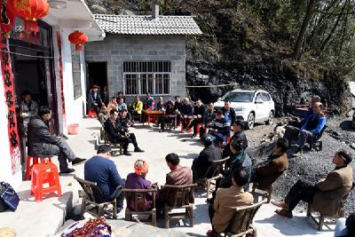 恩施市沙地乡鹤峰口村屋场会上谋发展