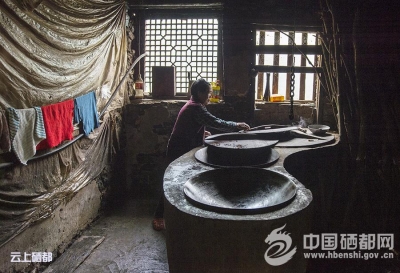 （锐眼看恩施）贫困户张启绍喜搬新家