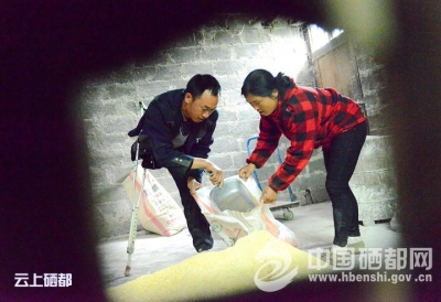 （走进前坪）同心同德摘穷帽