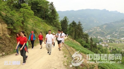 屯堡乡200人进行快乐徒步活动