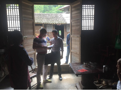 烈日炎炎，挡不住扶贫火热之心 