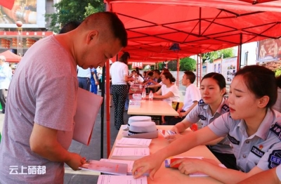 市城管执法局：开展安全生产月宣传咨询活动（图）