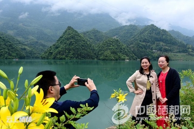 （图片新闻）河景醉游人